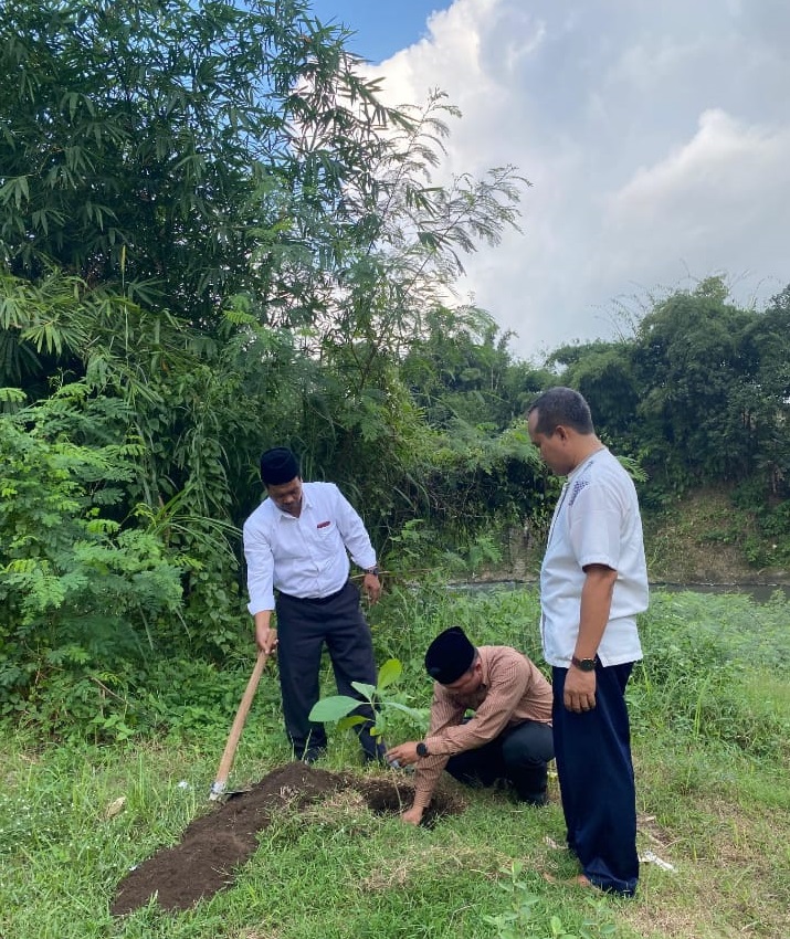 Green Initiative: Pimpinan dan Ormawa FTIK Kolaborasi dengan LSM Winengku Bumi Nuswantoro Gelar Aksi Tanam Pohon dalam Peringatan Hari Lingkungan Hidup Sedunia